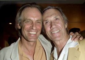 Bratr Davida Carradina Kieth (L) chce, aby případ úmrtí šetřila FBI. Bratr Davida Carradina Kieth (L) chce, aby případ úmrtí šetřila FBI.