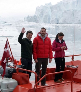 Dánský korunní prince Frederik (vlevo), vedle nej Haakon a Victoria.