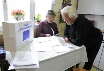 Volební komisař přišel za stařečky ve slovenské obci Makov.