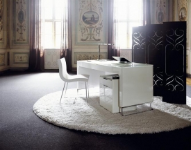 Elegantní stolky koupíte u firmy Ligne roset.