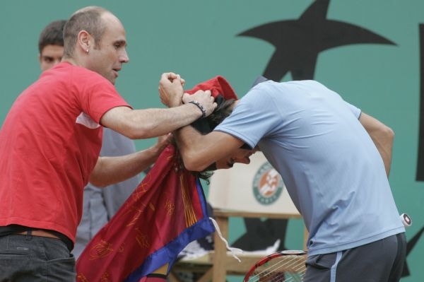 Fanoušek právě inzultuje Rogera Federera.