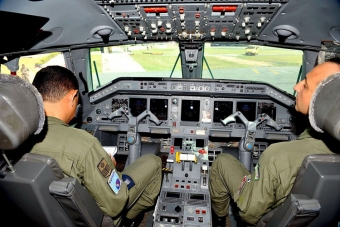 Jeden z letounů brazilské armády pátrajících po troskách airbusu.