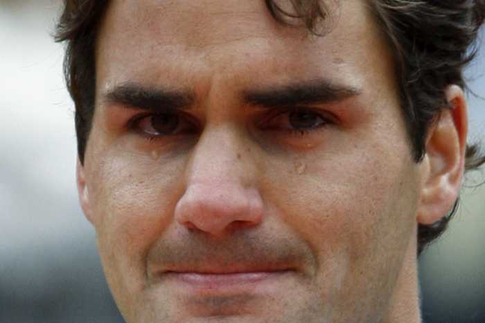 Slzící tenista Roger Federer.