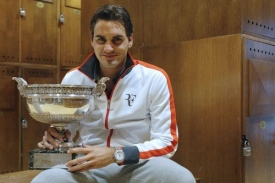 Roger Federer s trofejí.