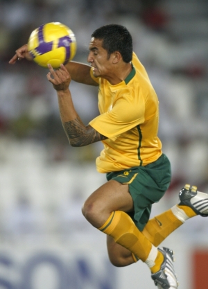 Australský fotbalista Tim Cahill v klíčovém zápase proti Kataru.