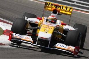 Pilot Fernando Alonso se svým monopostem na okruhu Velké ceny Turecka.