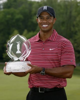 Woods s vítěznou trofejí.