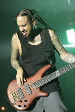 Korn při návštěvě Prahy v srpnu 2005.