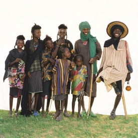 Rodina z afrického Nigeru na snímku Uwe Ommera.