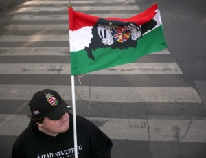 Příznivec strany Jobbik na předvolebním mítinku.