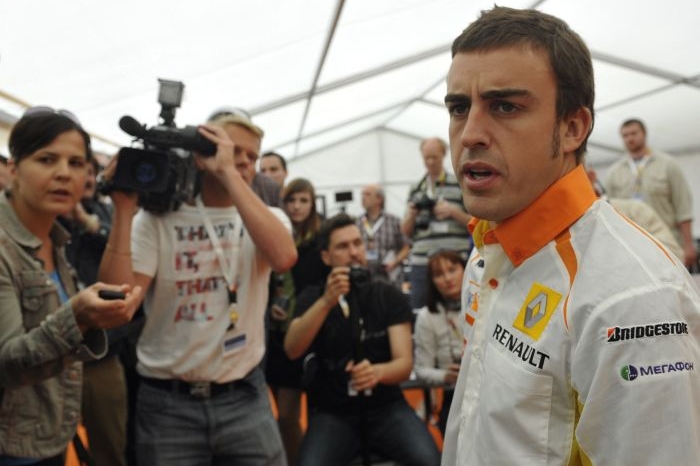 Fernando Alonso na tiskové konferenci v motolské nemocnici.