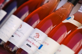 Levnější výroba mícháním by prý poškodila dobré jméno tradičního rosé.