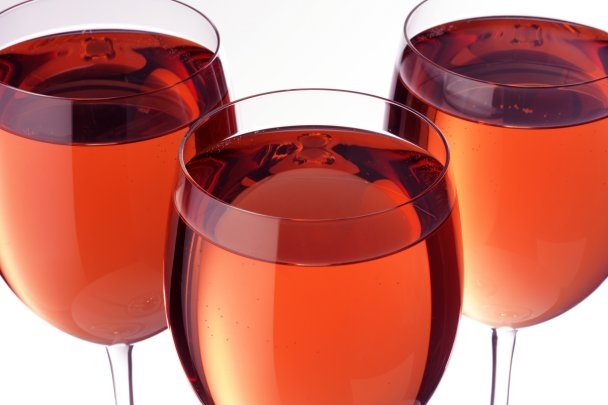 Evropská komise nepovolí výrobu rosé mícháním. Evropská komise nepovolí výrobu rosé mícháním.