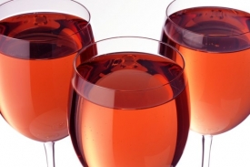 Evropská komise nepovolí výrobu rosé mícháním.