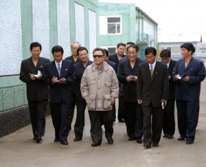 Kim Čong-il na n&aacute;v&scaron;těvě tov&aacute;rny.