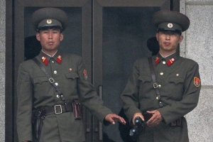 Voj&aacute;ci KLDR v demilitarizovan&eacute; z&oacute;ně na hranici s jihem.