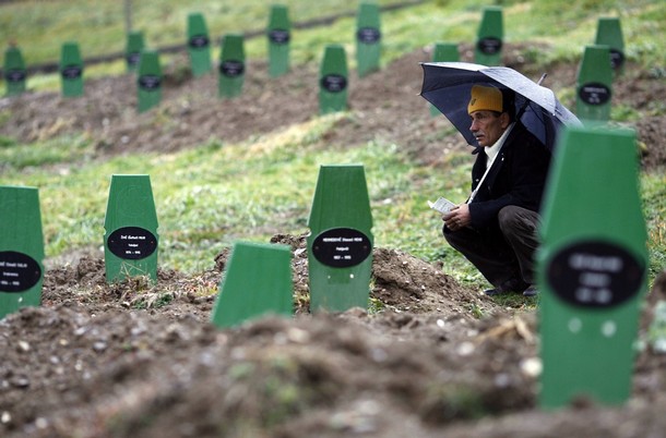 Hroby obětí masakru ve Srebrenici v bosenském městě Potocari.
