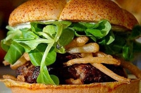 The Burger byl původně nejdraž&scaron;&iacute;. Z trůnu ho sesadila klesaj&iacute;c&iacute; libra.
