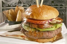 Třet&iacute;m nejdraž&scaron;&iacute;m hamburgerem světa je The Tri-Beef Burger.
