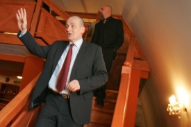 Exministr Petr Gandalovič (ODS) se odvolan&eacute;ho n&aacute;městka zastal.