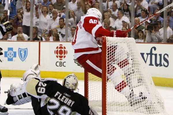 Center Detroitu Henrik Zetterberg skončil v brance Pittsburghu.
