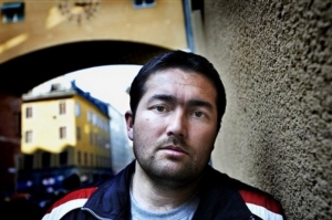 Adil Hakimdžan z&iacute;skal azyl ve &Scaron;v&eacute;dsku. Mnoho dal&scaron;&iacute;ch st&aacute;le ček&aacute;.