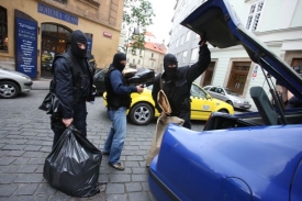 Policie zabavila při domovních prohlídkách množství materiálů.