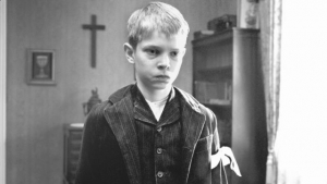 Berger představí svůj systém svícení. Foto z filmu Bílá stuha.
