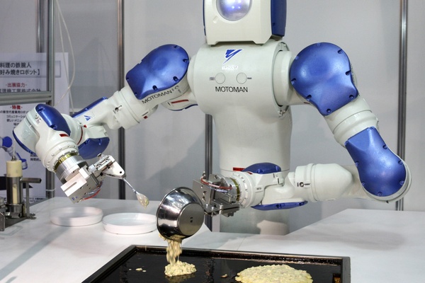 Robot firmy Toyo Riki připravuje tradiční japonské jídlo okonomijaki.