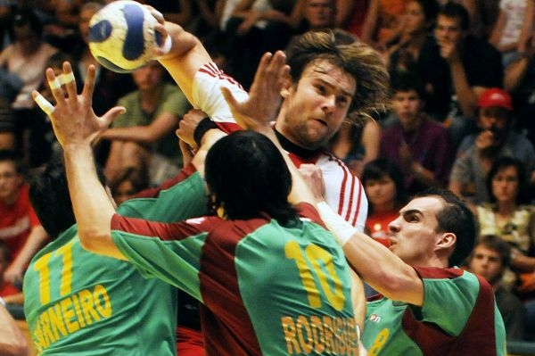 Pavel Horák se probíjí portugalskou obranou. 