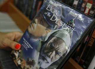 Film Lev puště jako DVD na trhu v Bejrútu.