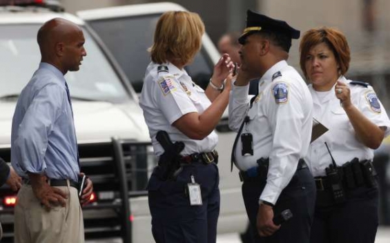 Fenty, starosta Washingtonu, hovoří s policií. Fenty, starosta Washingtonu, hovoří s policií.