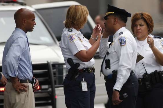 Fenty, starosta Washingtonu, hovoří s policií. Fenty, starosta Washingtonu, hovoří s policií.