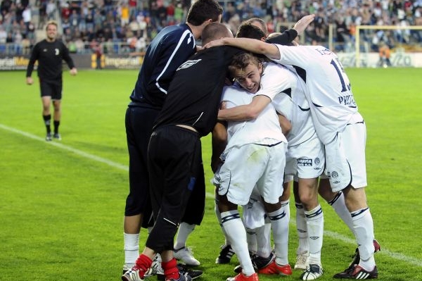 Fotbalisté Slovácka se mohou radovat. Jsou v lize. Fotbalisté Slovácka se mohou radovat. Jsou v lize.