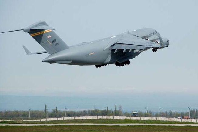 C-17 Globemaster startuje z Manasu směr Havaj.