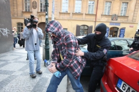 Pět neonacistů poslal soud do vazby, pět jich propustil.