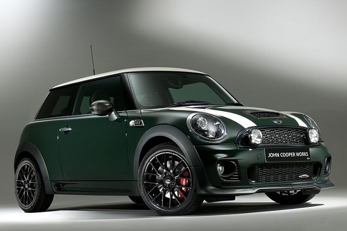 Speciální Mini John Cooper Works zdobí barva British Racing Green.