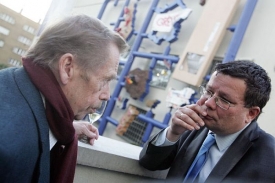 Na odhalení plastiny přišli i Václav Havel a Alexandr Vondra.
