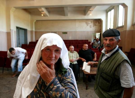 Bulharští muslimové volí do EP. Hlasování ve vesnici Čerkovna.