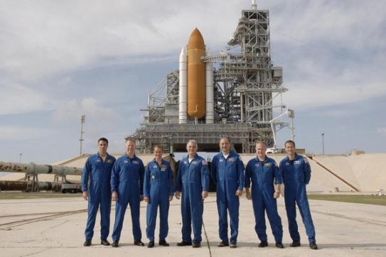 Endeavour a jeho sedmičlenná posádka. Endeavour a jeho sedmičlenná posádka.