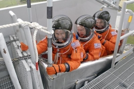 Astronauti nacvičuj&iacute; nouzovou evakuaci ze startovn&iacute; rampy.