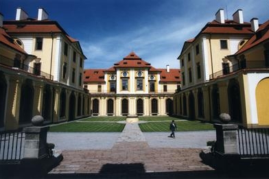Zbraslavský zámek bude sídlem expozice asijského umění do září. Zbraslavský zámek bude sídlem expozice asijského umění do září.