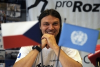 Tomáš Ujflauši s vlajkou OSN.