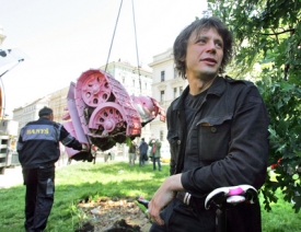 Torzo tanku Davida Černého opouští náměstí Kinských.