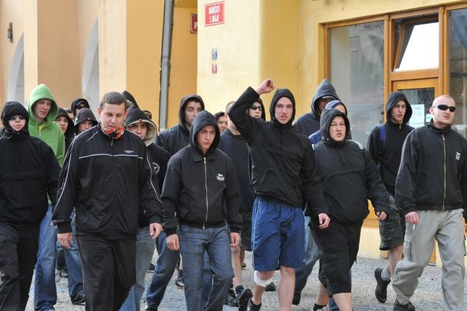 Úřady dostanou víc času na zákaz demonstrací extremistů.