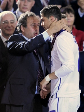 Platini a Cristiano Ronaldo během ceremoniálu finále Ligy mistrů.