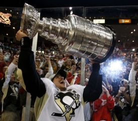 Sidney Crosby se raduje z vítězné trofeje.