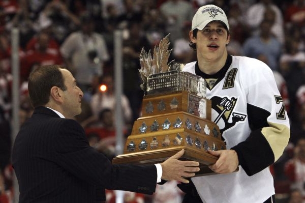 Útočník Pittsburghu Jevgenij Malkin přebírá Conn Smythe Trophy.
