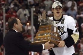 Útočník Pittsburghu Jevgenij Malkin přebírá Conn Smythe Trophy. Útočník Pittsburghu Jevgenij Malkin přebírá Conn Smythe Trophy.