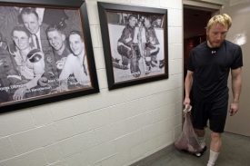 Zklamaný Hossa v útrobách detroitské Joe Louis Areny.